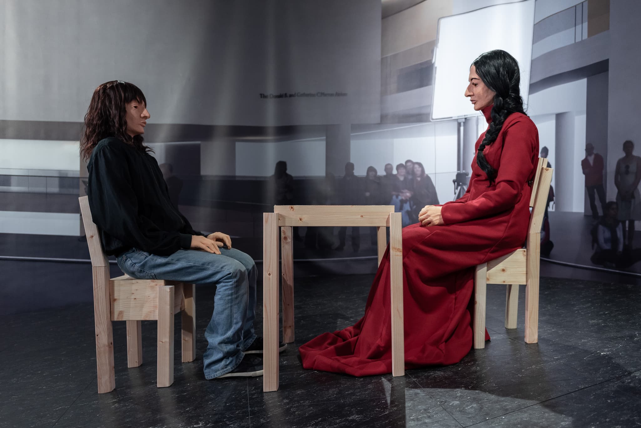 Nahaufnahme der Wachsfiguren von Marina Abramović und ihres Gegenübers.